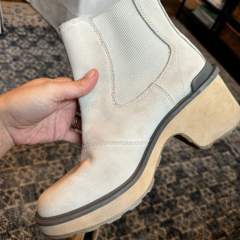Sorel Cream Hi-Line Heel Chelsea Boot size 9